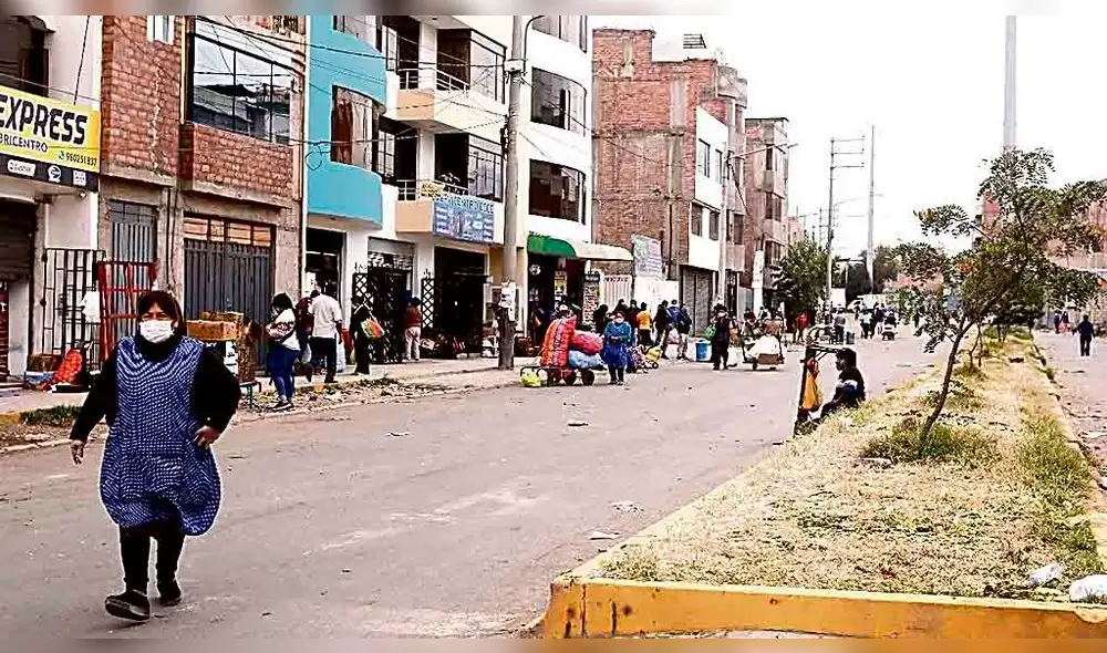 Descontento. Comerciantes del Avelino sacan sus productos en vista que no pueden venderlos por cierre.
