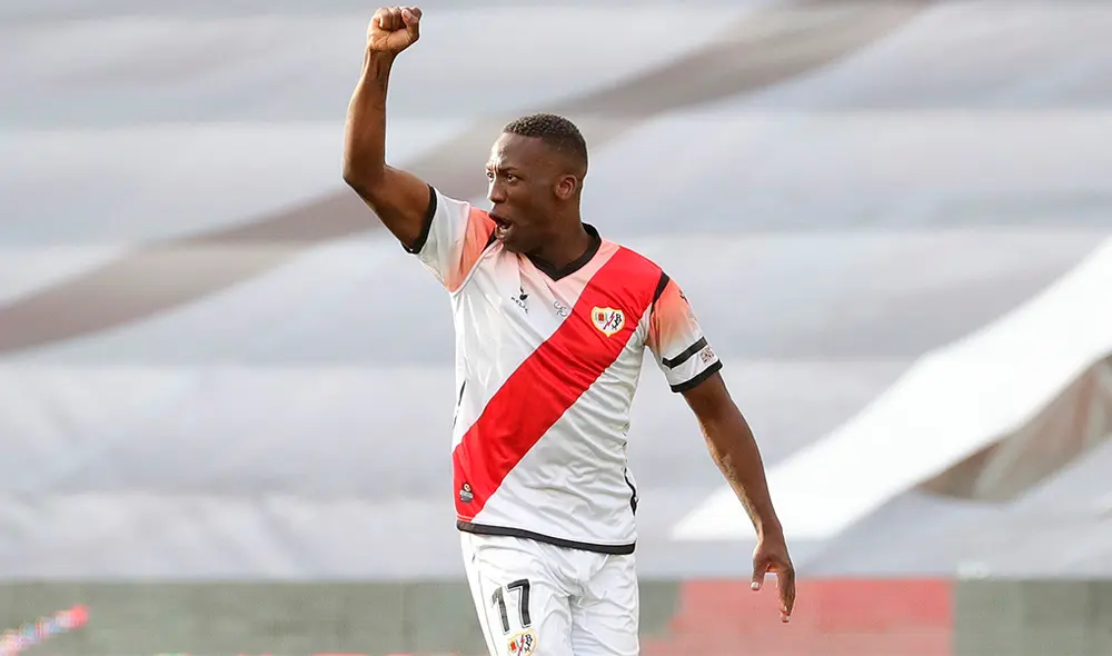 Luis Advíncula metió un golazo con el Rayo Vallecano hoy miércoles 10 en LaLiga SmartBank. Foto: EFE Luis Advíncula metió un golazo con el Rayo Vallecano hoy miércoles 10 en LaLiga SmartBank. Foto: EFE