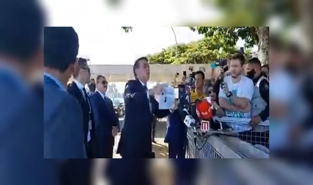 Con una edición del diario Folha de S.Paulo en su mano exclamó: "Prensa canalla, mentirosa". Foto: captura