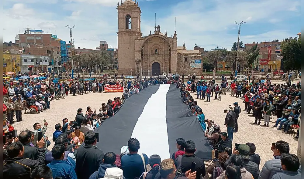 de luto. Manifestantes portan bandera negra y blanca, en señal de luto. Recorrieron las calles para exigir la renuncia de la presidenta de Boluarte. de luto. Manifestantes portan bandera negra y blanca, en señal de luto. Recorrieron las calles para exigir la renuncia de la presidenta de Boluarte.