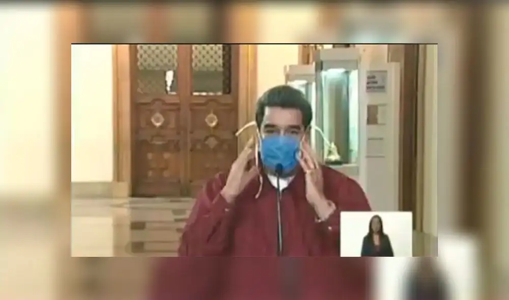 Nicolás Maduro se puso un tapabocas para ejemplificar lo que sebe hacer obligatoriamente a partir de este sábado. Foto: captura Nicolás Maduro se puso un tapabocas para ejemplificar lo que sebe hacer obligatoriamente a partir de este sábado. Foto: captura