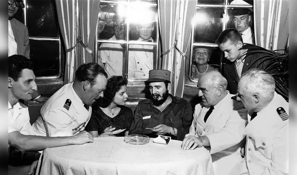 MARITA  LORENZ HACE DE TRADUCTORA  DE  FIDEL  CASTRO  RUZ   CUANDO ESTE  SE  REUNIO  CON PERSONAL DEL BARCO ALEMAN ANCLADO  EN LA HABANA  EN 1959   CUBA    Fidel Castro aboard MS Berlin North German Lloyd cruise ship in Havana harbor, Cuba, 1959. Left to right: First officer Ernest Hankiewicz; captain's daughter Marita Lorenz; Castro; Capt. Heinrich Lorenz, chief enginer Karl Kase. (AP Photo) 1959