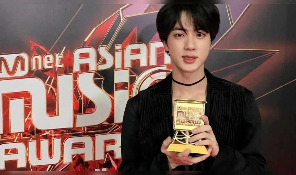 Desliza para ver más fotos de Jin de BTS.