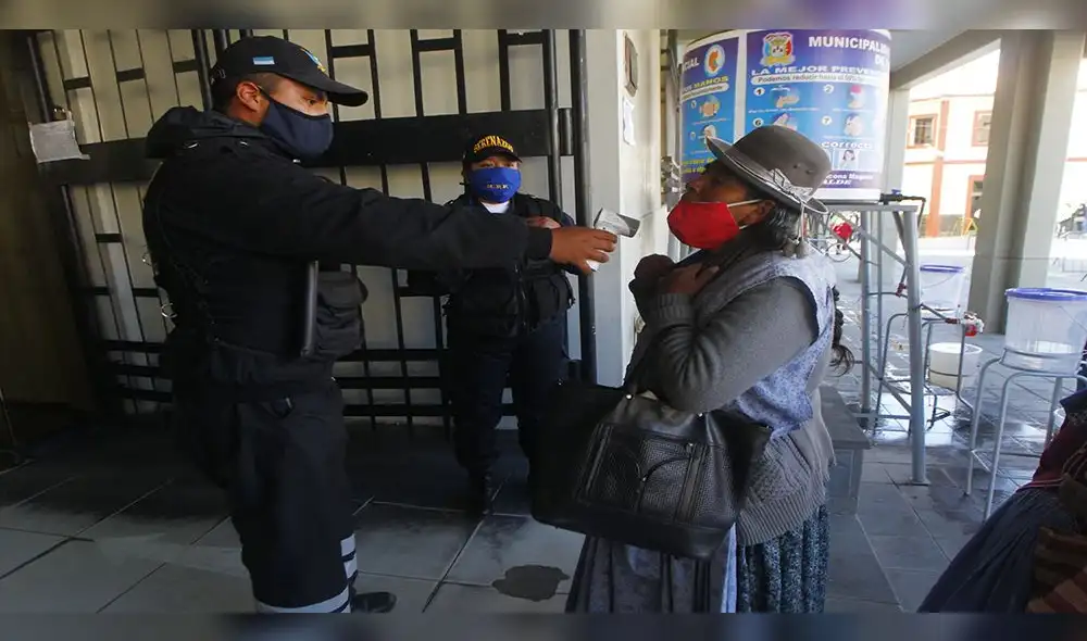 Cuarentena acabó en Puno. Toma de la temperatura en negocios.