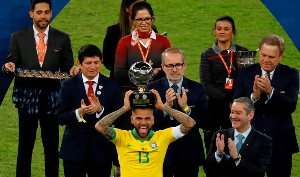 Dani Alves, de 36 años, fue elegido el Balón de Oro de la Copa América 2019. | Fotos: EFE / AFP