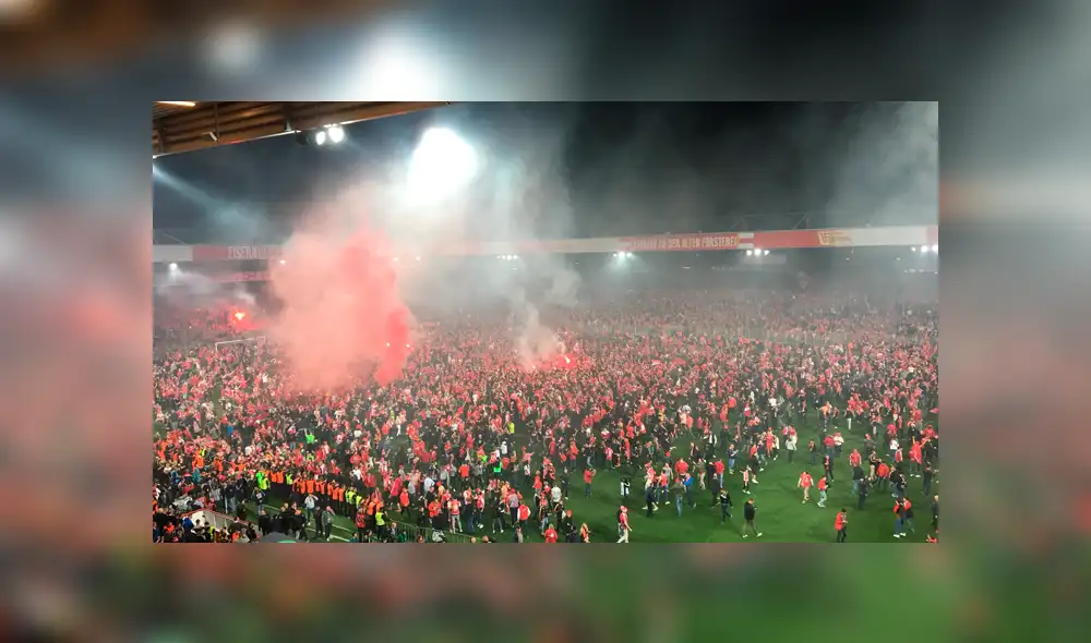 Hinchas invaden campo de juego para festejar ascenso de su equipo por primera vez en Bundesliga