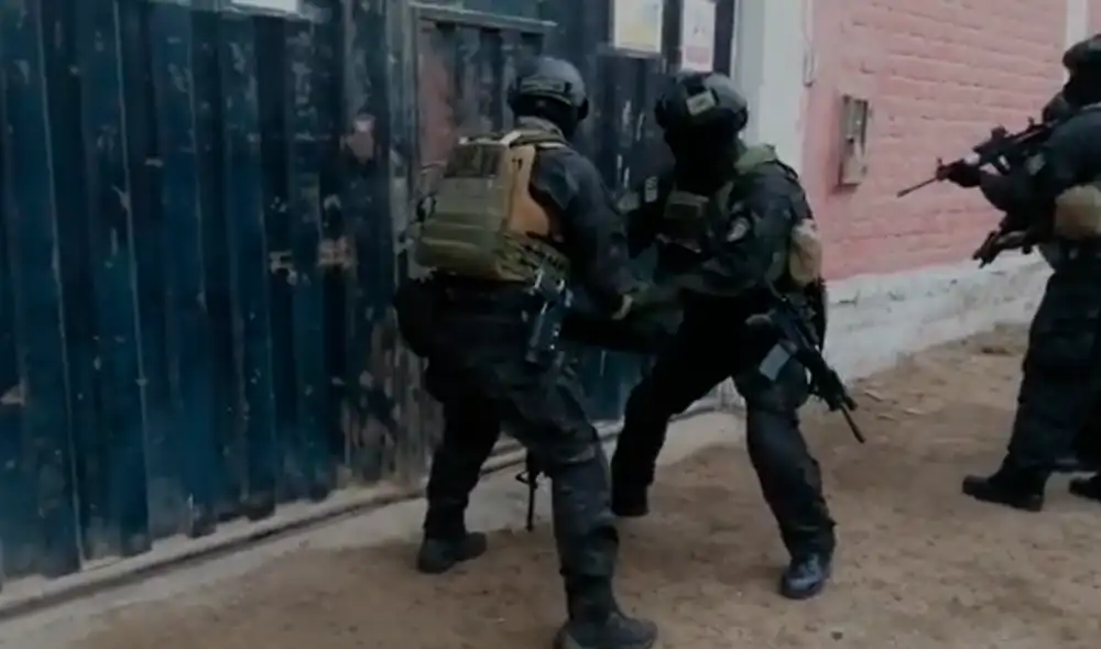 La Policía forzó la entrada en una de las propiedades de la banda criminal en Canta, Callao. (Foto: Captura PNP)