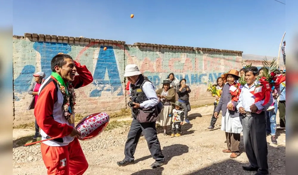El baño de popularidad en Huancayo con flores, globos y lluvia de limones. Fotografía: Kattya Lázaro.