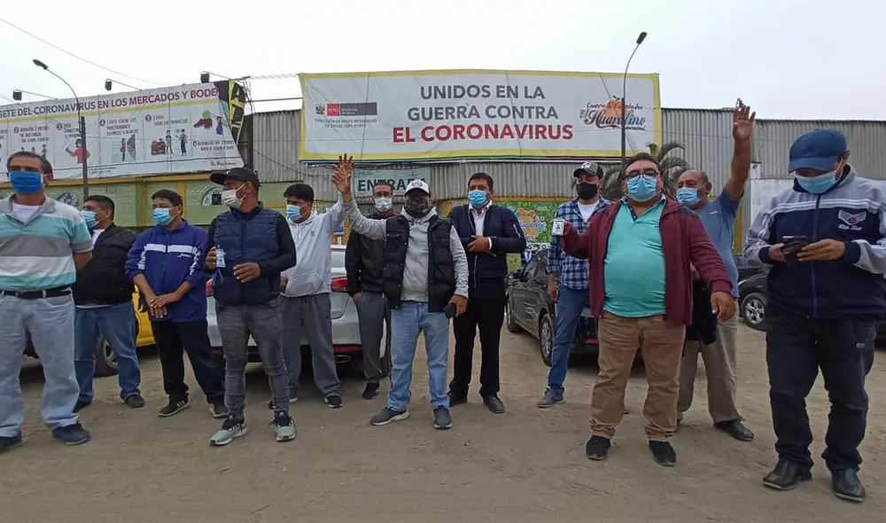 Choferes que trasladan al Comando COVID protestan por falta de sueldos | Créditos: María Pía Ponce URPI-GLR Choferes que trasladan al Comando COVID protestan por falta de sueldos | Créditos: María Pía Ponce URPI-GLR