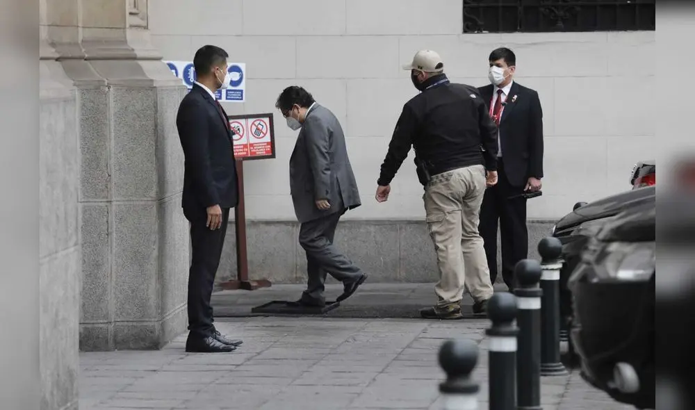 Contralor Nelson Shack llegando a Palacio de Gobierno. Foto: Jorge Cerdán/La República.