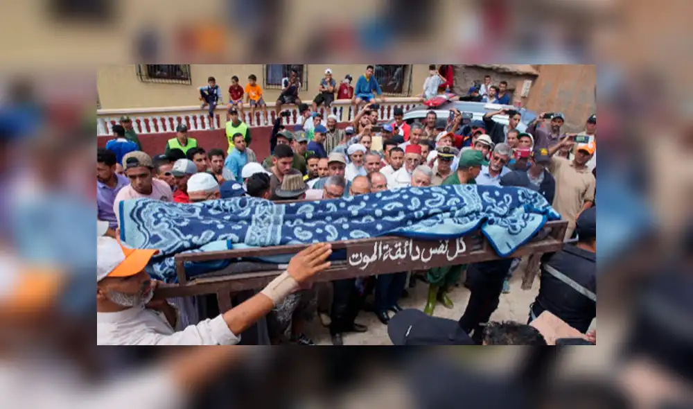 Decenas de personas asisten al funeral de tres fallecidos por las inundaciones en Tizert, en la región de Tarudant, Marruecos. EFE