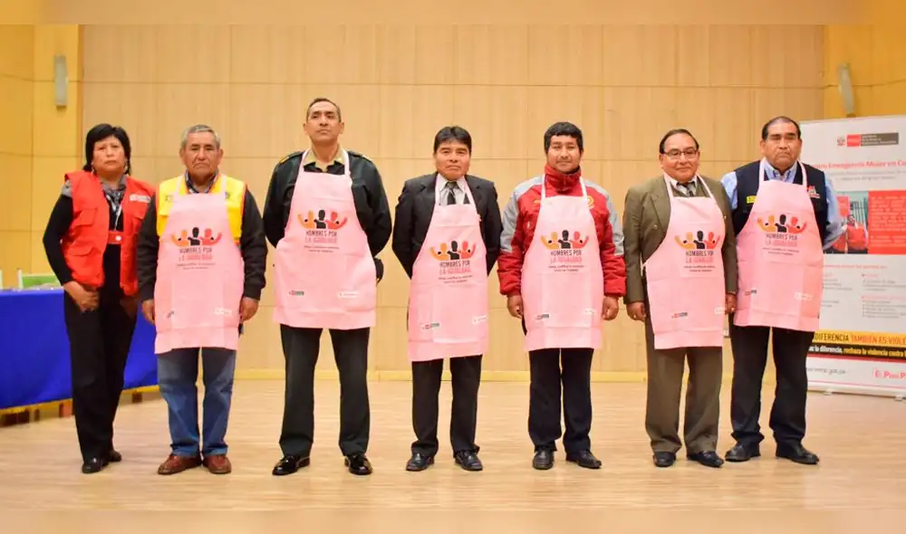 Tacna: con mandiles rosados autoridades concientizan sobre violencia hacia la mujer