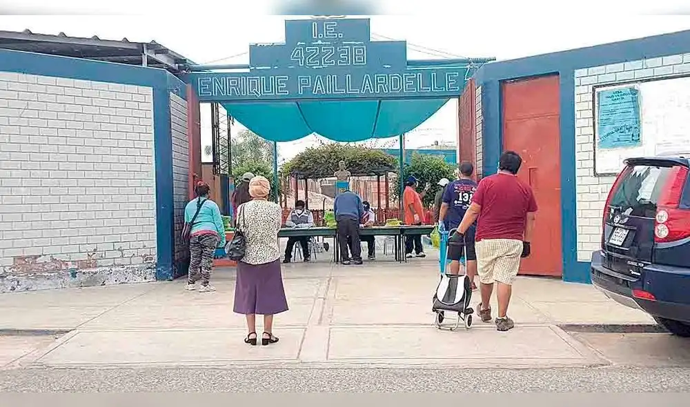 ciudad. Padres acudieron a recoger los textos de sus hijos. ciudad. Padres acudieron a recoger los textos de sus hijos.