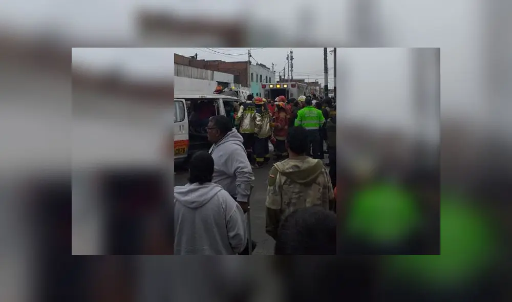 Choque de dos unidades de transporte público en las esquina de los jirones Vigil y California, en el Callao. (Foto: La República) Choque de dos unidades de transporte público en las esquina de los jirones Vigil y California, en el Callao. (Foto: La República)
