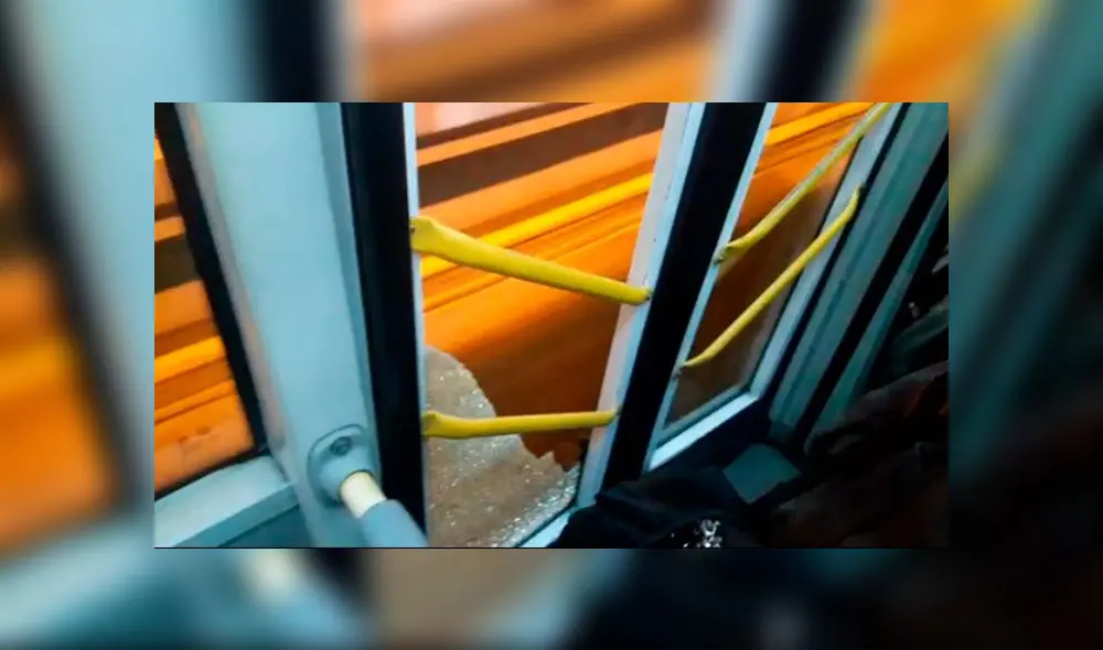 Puerta de Metropolitano explotó por exceso de pasajeros. Créditos: Captura. Puerta de Metropolitano explotó por exceso de pasajeros. Créditos: Captura.