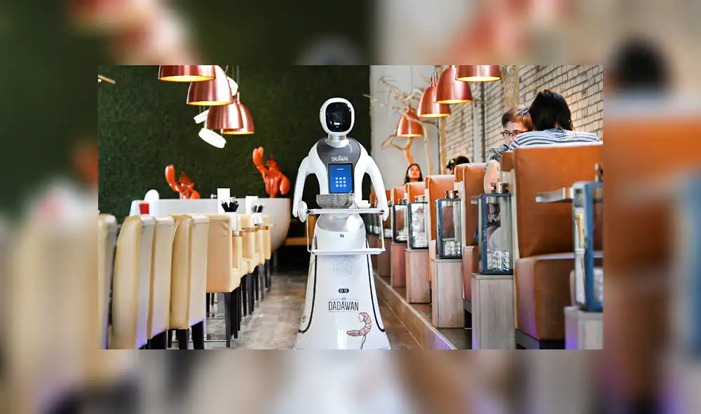 Amy también entrega los pedidos a los comensales. | Foto: Piroschka van de Wouw Amy también entrega los pedidos a los comensales. | Foto: Piroschka van de Wouw