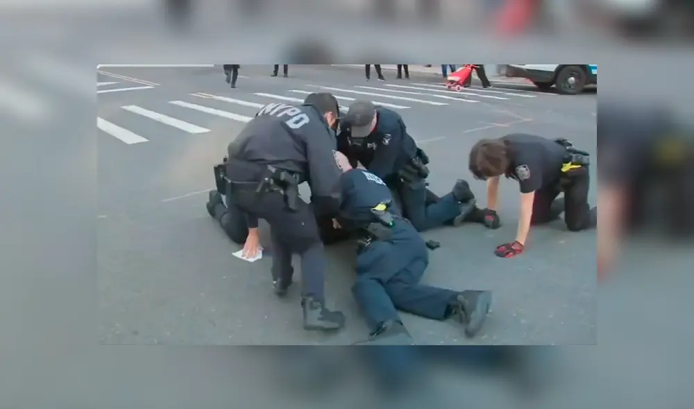 Video es viral en YouTube. El escurridizo delincuente creyó que podía escapar de los policías; sin embargo, los oficiales notaron su fuga y lo capturaron rápidamente. Foto: Captura.