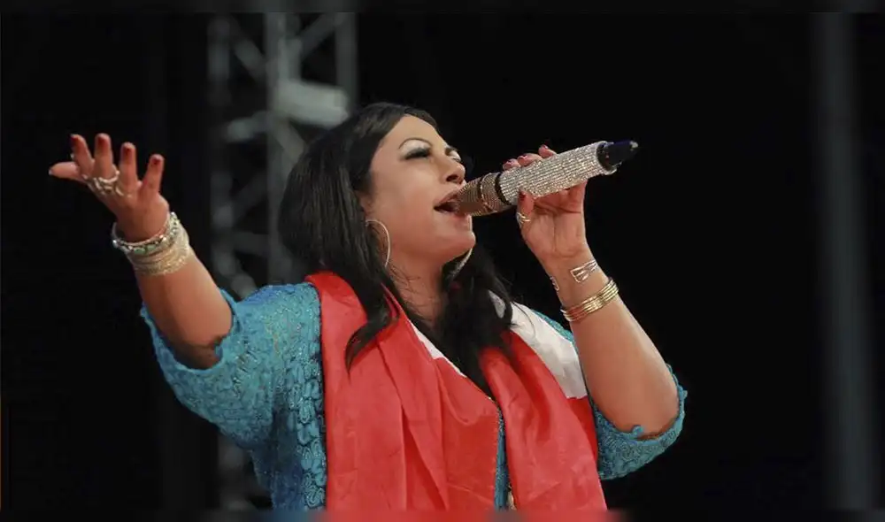 La india aprovechó en mandar saludos a sus seguidores peruanos