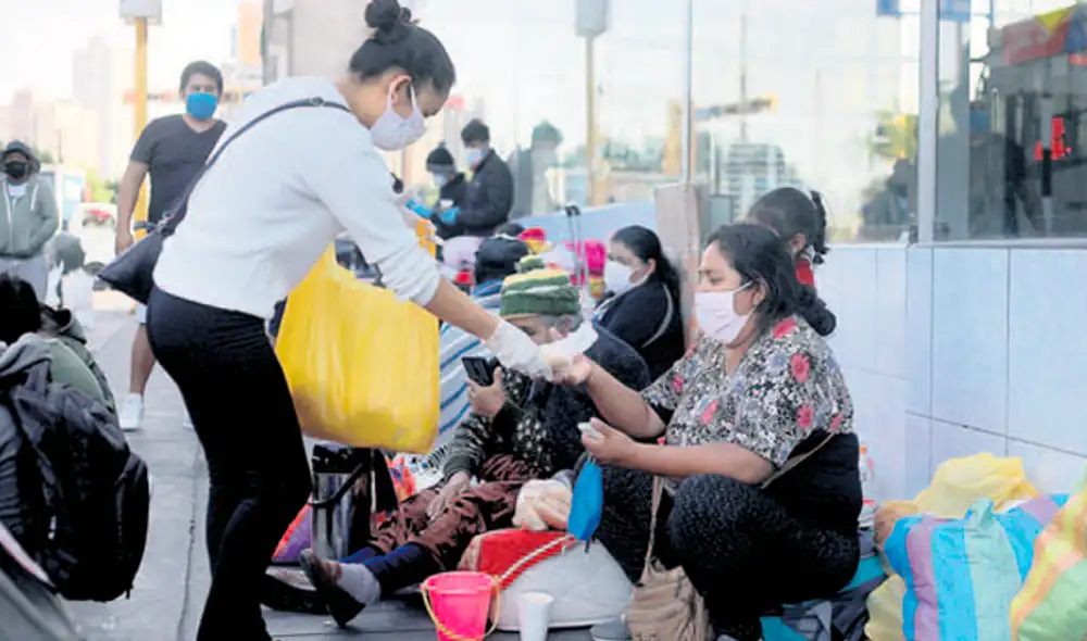Un apoyo. Cientos de personas aguardan en los exteriores de los terminales de buses con la esperanza de que se reinicien los viajes humanitarios.