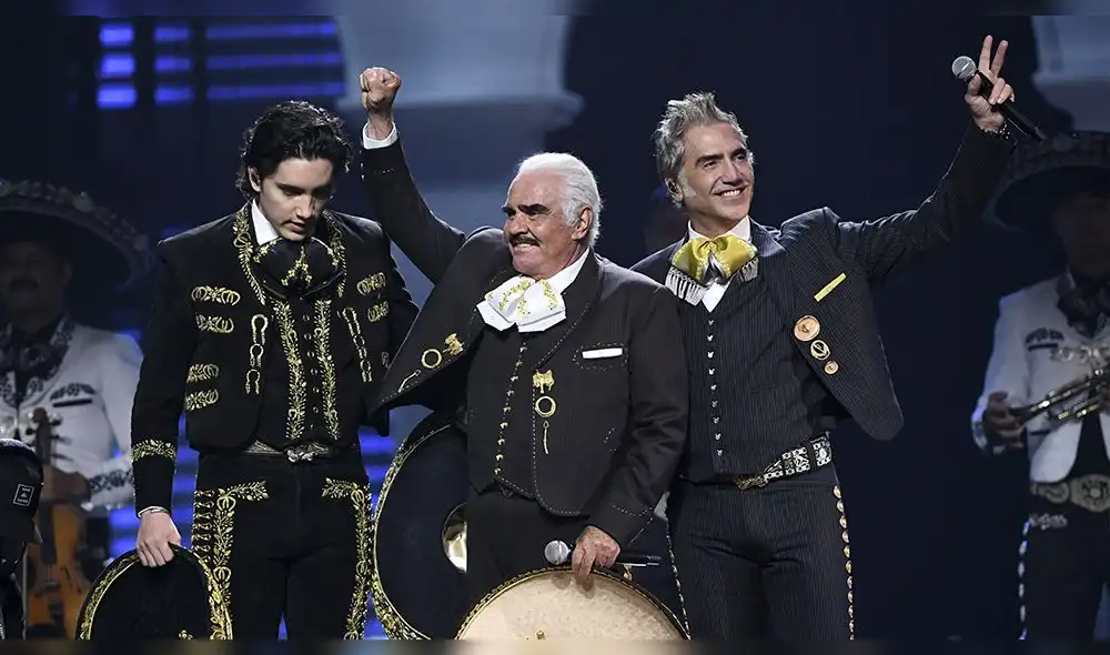 Vicente Fernández alborota los Latin Grammy al reaparecer junto a su clan