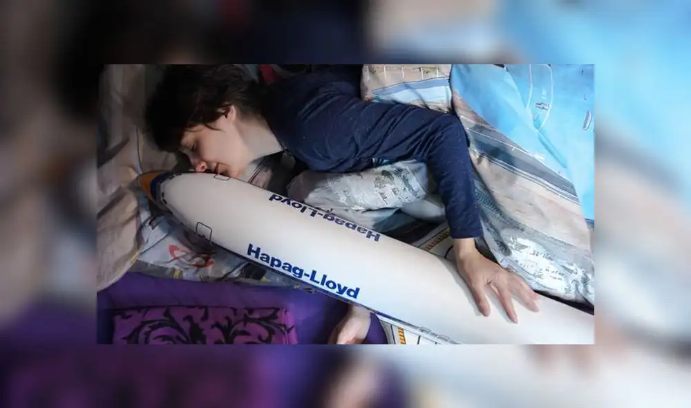 Michele Kobke asegura estar enamorada de un avión desde hace cinco años. Foto: Barcroft Media