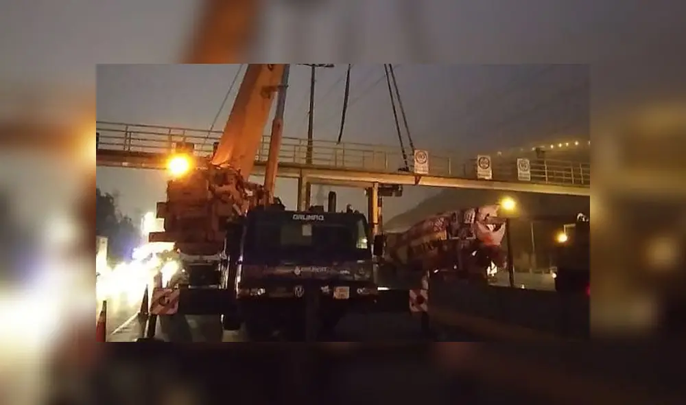 Vía de Evitamiento: camión choca contra puente peatonal y podría colapsar por daños severos Vía de Evitamiento: camión choca contra puente peatonal y podría colapsar por daños severos