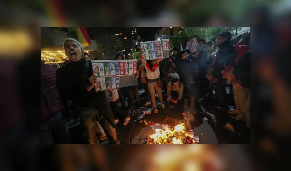 Después de los resultados oficiales, los ciudadanos salieron a las calles a manifestar por un presunto fraude. Después de los resultados oficiales, los ciudadanos salieron a las calles a manifestar por un presunto fraude.