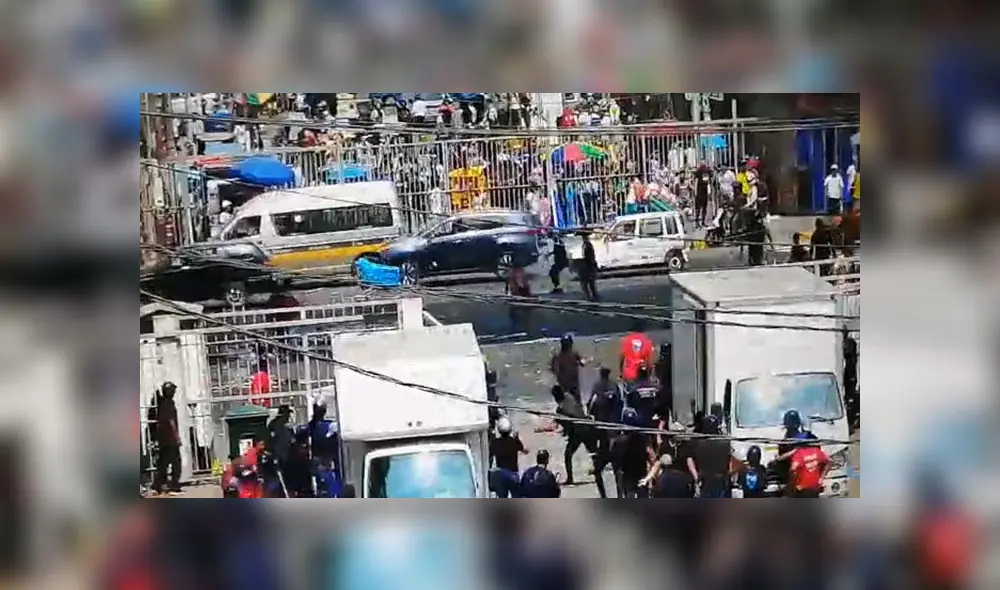 Fiscalizadores heridos tuvieron que ser evacuados hacia centros médicos. (Foto: Captura de video / Municipalidad de La Victoria) Fiscalizadores heridos tuvieron que ser evacuados hacia centros médicos. (Foto: Captura de video / Municipalidad de La Victoria)