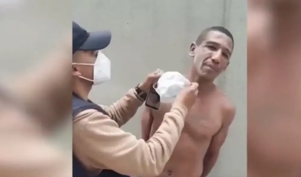 Minutos después de haber robado un celular a una mujer en un taxi, Pablo Gutiérrez Pacheco fue intervenido por el Escuadrón Verde Lima. Foto: Captura de América