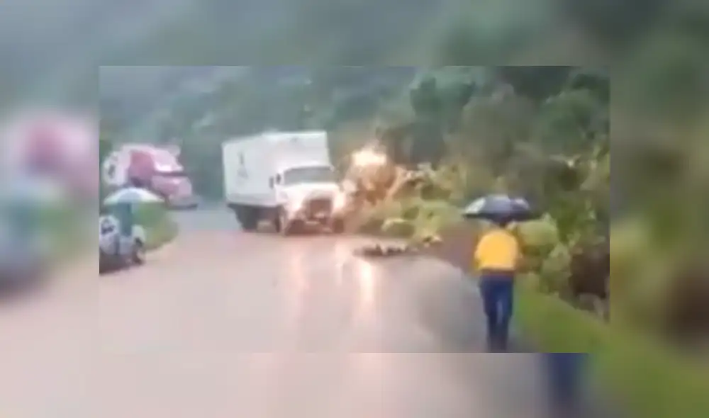 Facebook viral: enorme camión está por volcarse y hombre lo detiene con paraguas [VIDEO]