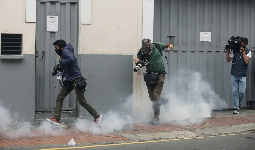 Personal de prensa es agredido con perdigones durante la marcha en contra de Merino. Foto: Antonio Melgarejo / La República