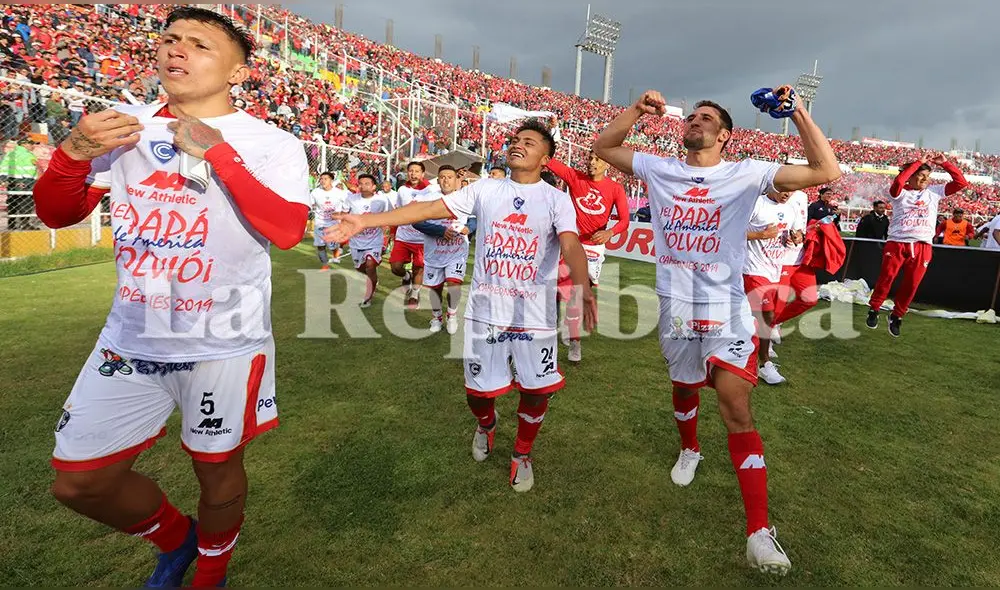 FESTEJO. Jugadores celebraron con los hinchas la victoria.