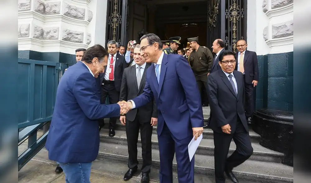 Martín Vizcarra llega al Congreso para anunciar la inasistencia del Ejecutivo a la Comisión de Constitución [FOTOS]