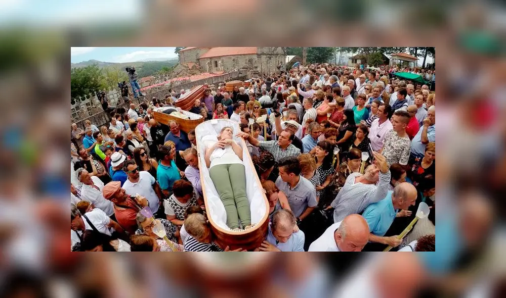 Este año fueron seis los devotos que desfilaron encima de sus ataúdes. Foto: La Voz de Galicia