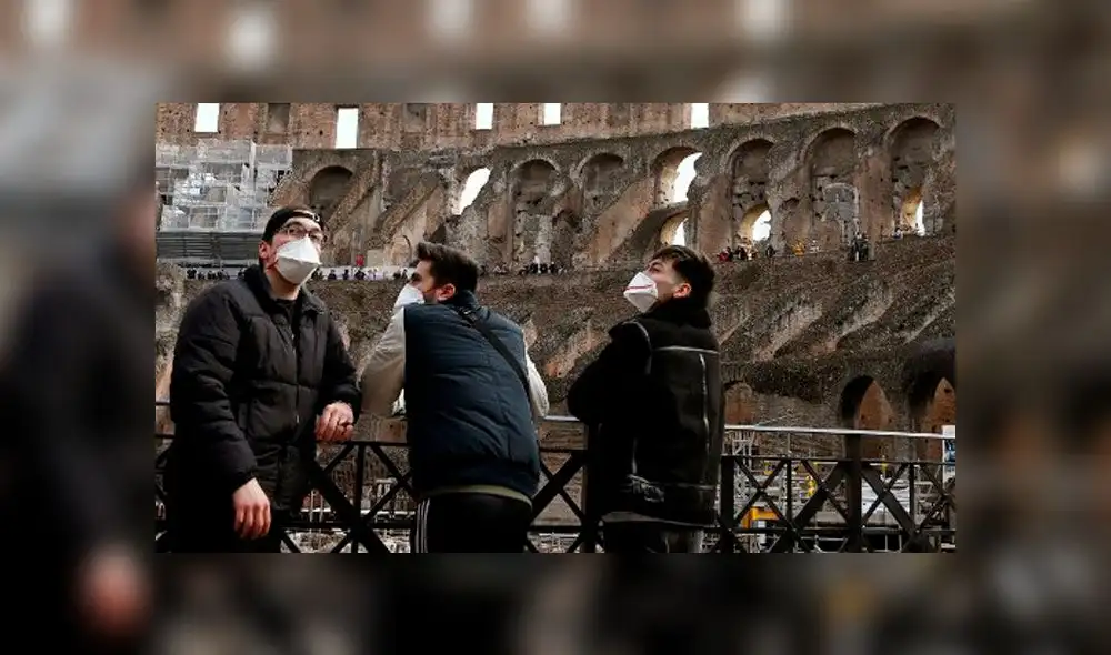 Turista utilizan mascarillas para visitar el coliseo romano en Italia. Foto: AFP. Turista utilizan mascarillas para visitar el coliseo romano en Italia. Foto: AFP.
