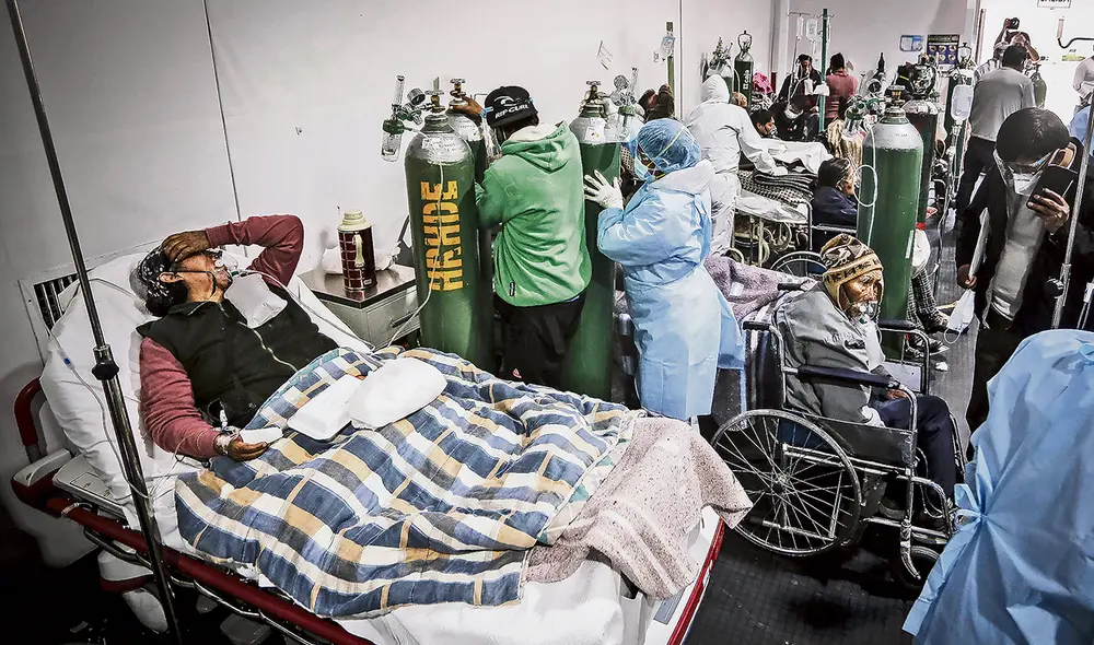 En crisis. Aún está fresco el recuerdo de lo que fue la primera ola y el pico de la segunda ola en los hospitales públicos. No había camas ni equipos para los pacientes graves. Foto: Oswald Charca/La República