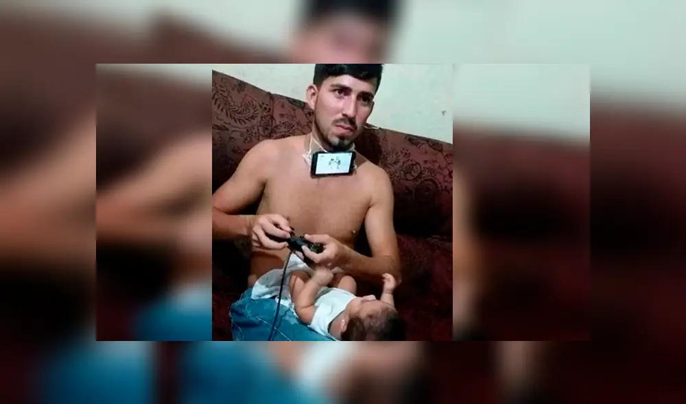Un joven padre creó una ingeniosa manera de hacer que su hijo se mantenga distraído para divertirse con su videojuego favorito. Un joven padre creó una ingeniosa manera de hacer que su hijo se mantenga distraído para divertirse con su videojuego favorito.