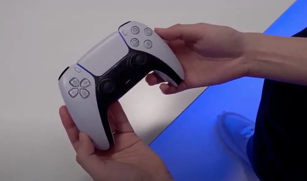 Youtubers japoneses quedaron asombrados por las sensaciones que genera la tecnología háptica del mando de PS5. Foto: Twitter