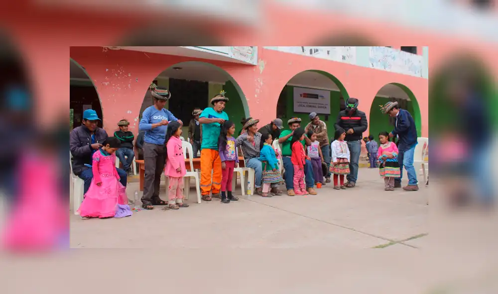 Los hombres participaron de un peculiar concurso de armado de trenzas, organizado por la municipalidad distrital de Sarhua, en Ayacucho Los hombres participaron de un peculiar concurso de armado de trenzas, organizado por la municipalidad distrital de Sarhua, en Ayacucho