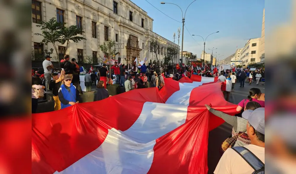 Manifestante fueron dispersados con gases lacrimógenos. Foto: Raúl Egúsquiza / URPI - LR