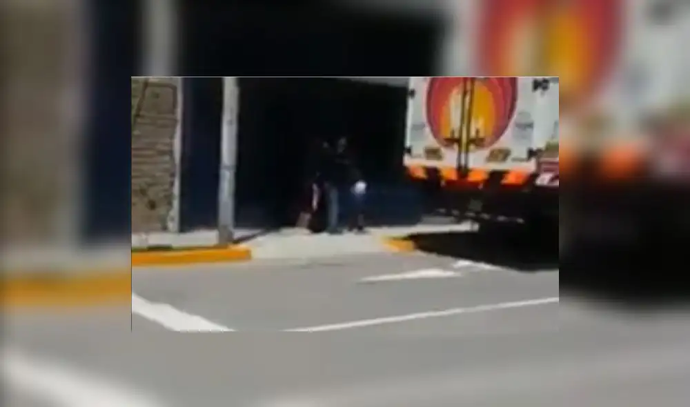 En Facebook, indignante video de tres ladrones que asaltan un anciano a plena luz del día | VIDEO
