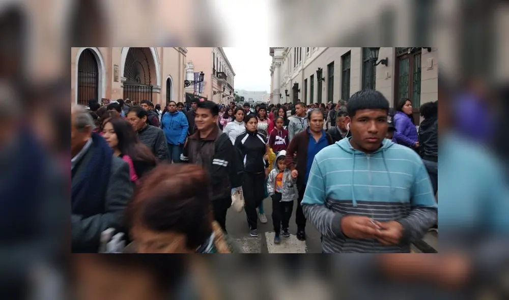 Personas se dan cita en la Plaza de Armas para asistir al evento "Serenata al Perú". (Foto: La República) Personas se dan cita en la Plaza de Armas para asistir al evento "Serenata al Perú". (Foto: La República)