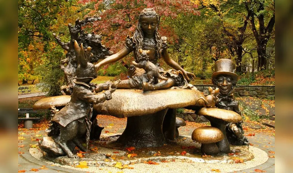 La estatua en cuestión es una representación de la novela Alicia en el País de las Maravillas. (Foto: Pinterest)