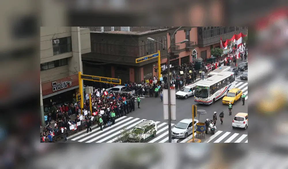Ciudadanía realiza plantón contra elección del Tribunal Constitucional [FOTOS]