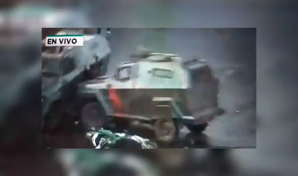 Los vehículos lanzagases de Carabineros acorralaron al manifestante. Foto: captura Los vehículos lanzagases de Carabineros acorralaron al manifestante. Foto: captura