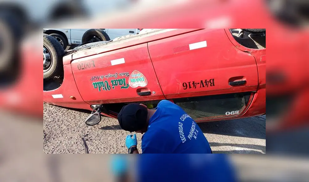 Unidad terminó con las llantas arriba tras impacto Unidad terminó con las llantas arriba tras impacto