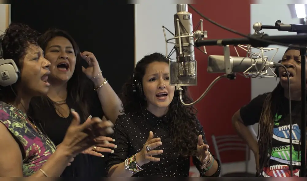 Grabación de los coros de uno de los temas. Algunas de las artistas dicen haber sufrido de discriminación en la escena musical. Foto: Just Play. Grabación de los coros de uno de los temas. Algunas de las artistas dicen haber sufrido de discriminación en la escena musical. Foto: Just Play.
