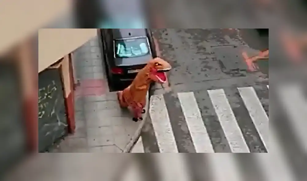 Hombre sale a la calle vestido de dinosaurio durante confinamiento por coronavirus Hombre sale a la calle vestido de dinosaurio durante confinamiento por coronavirus