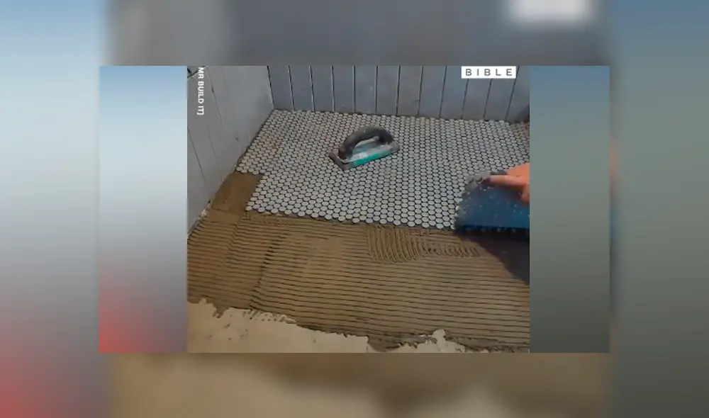 Desliza hacia la izquierda para ver la transformación del baño tradicional a uno lujoso. Video es viral en Facebook. Desliza hacia la izquierda para ver la transformación del baño tradicional a uno lujoso. Video es viral en Facebook.