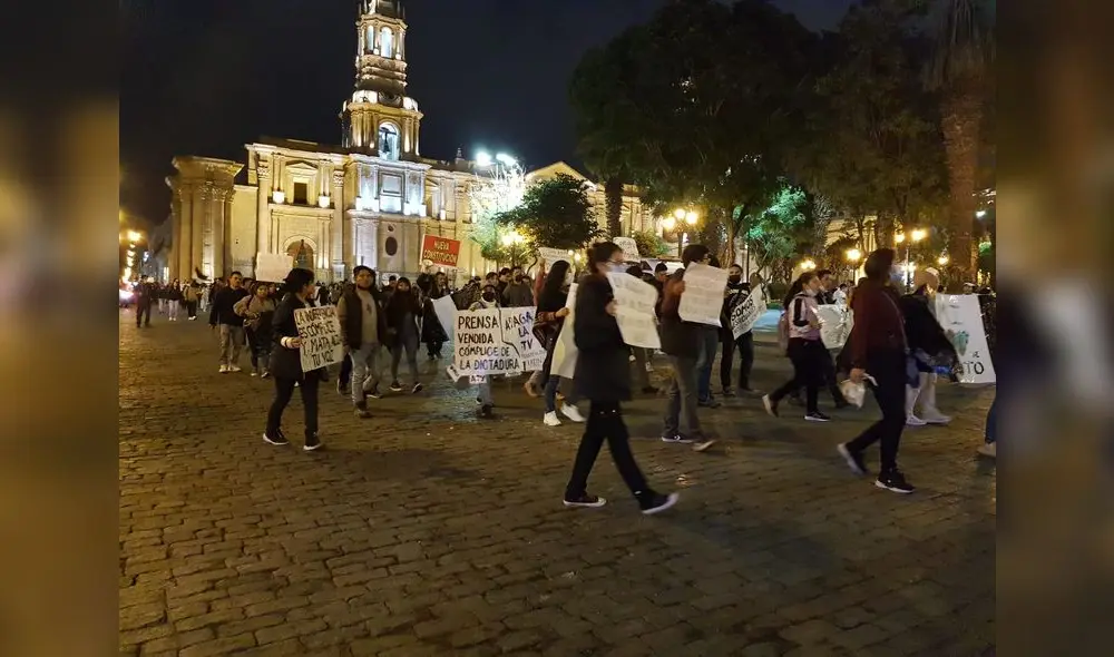 protesta. Universitarios de Arequipa salieron a protestar por detención de universitarios de la Unsa en Lima. Pidieron su libertad. Acusaron abuso de autoridad.